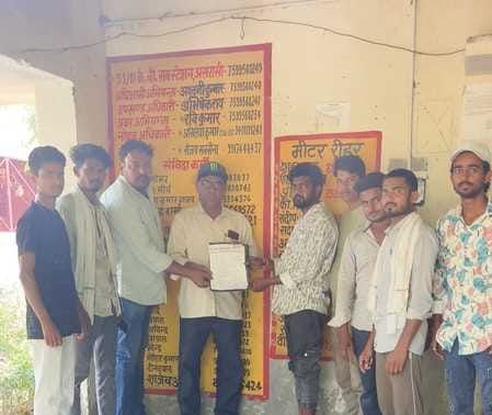 ग्राम उरेना में ट्रांसफार्मर में तेल डालते विद्युत कर्मी। संवाद ग्राम उरेना में ट्रांसफार्मर में तेल डालते विद्युत कर्मी। संवाद