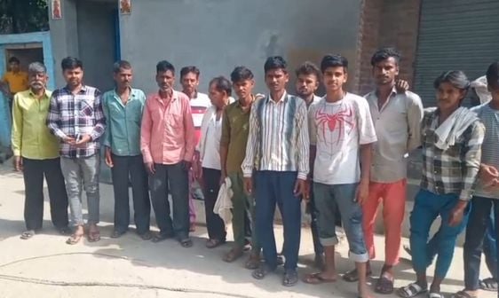 ग्राम उरेना में ट्रांसफार्मर में तेल डालते विद्युत कर्मी। संवाद ग्राम उरेना में ट्रांसफार्मर में तेल डालते विद्युत कर्मी। संवाद