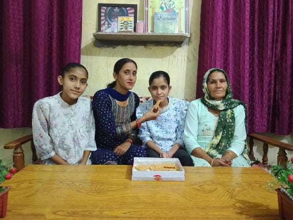 हरियाणा शिक्षा बोर्ड में दसवीं के रिजल्ट में पहला स्थान पाने वाले चंदन कुमार का मुंह मीठा करवा हरियाणा शिक्षा बोर्ड में दसवीं के रिजल्ट में पहला स्थान पाने वाले चंदन कुमार का मुंह मीठा करवा