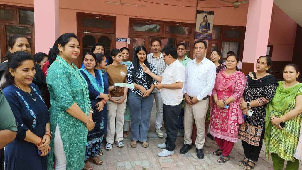 जिला पार्षद सुशील कालिया दस जमा दो विज्ञान संकाय की स्टेट टॉपर महक एवम स्टेट में तीसरे स्थान पर