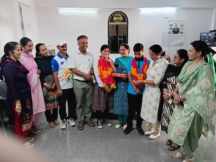 कोट स्कूल में कला संकाय में प्रथम छात्रा पायल रंगड़ा  को मिठाई खिलाते अध्यापक एवं अभिभावक। स्रो