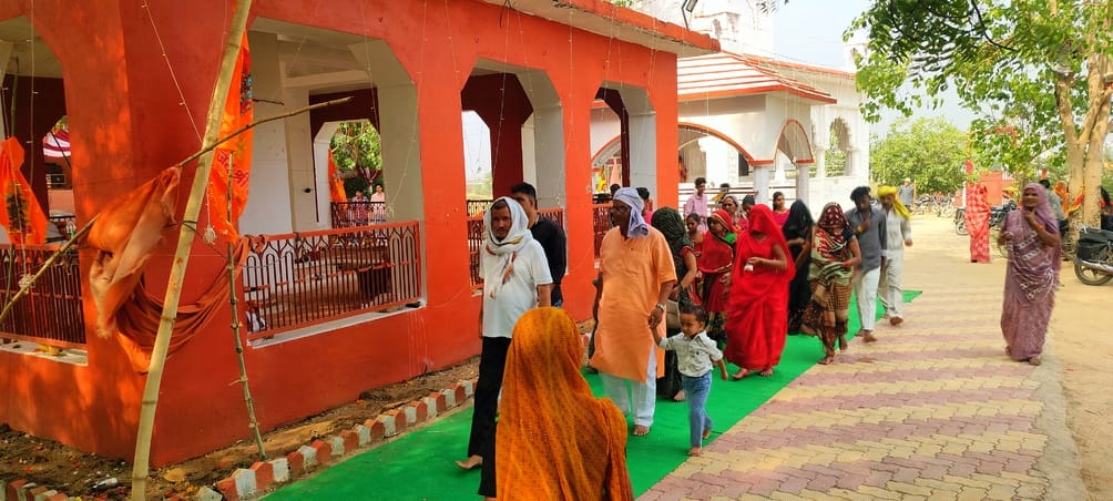 कथा श्रवण करते हुए भक्त जन