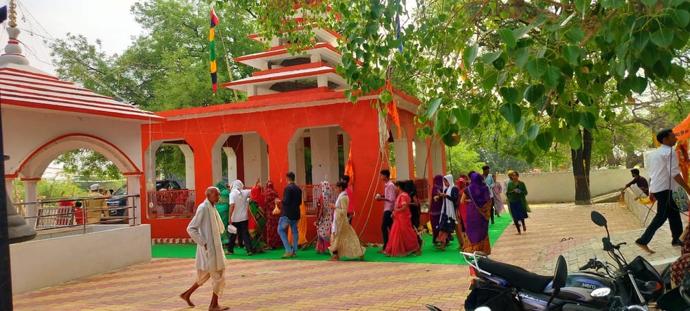 कथा श्रवण करते हुए भक्त जन