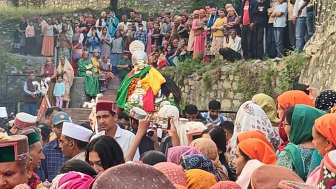 निरमंड के विशेश्वर महादेव मंदिर की प्राण प्रतिष्ठा कार्यक्रम में पहुंचे मां अंबिका। स्त्रोत कमे