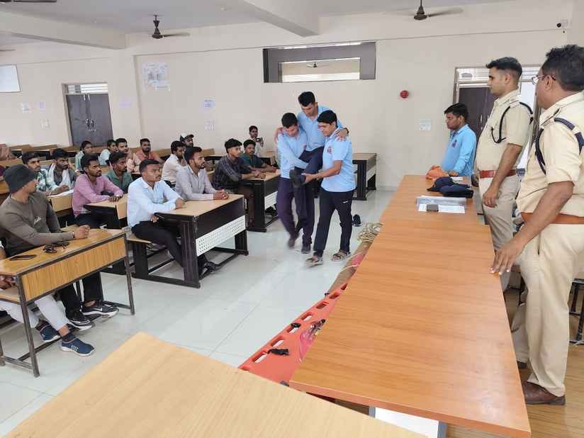 सिविल डिफेंस स्वयंसेवकों को सशक्त बनाने के लिए पांच दिन का प्रशिक्षण दिया गया सिविल डिफेंस स्वयंसेवकों को सशक्त बनाने के लिए पांच दिन का प्रशिक्षण दिया गया