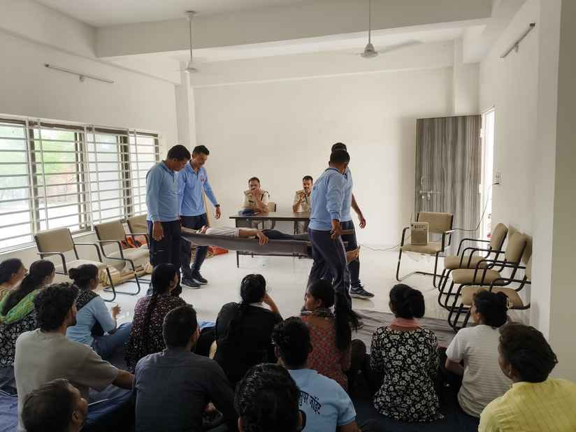 सिविल डिफेंस स्वयंसेवकों को सशक्त बनाने के लिए पांच दिन का प्रशिक्षण दिया गया सिविल डिफेंस स्वयंसेवकों को सशक्त बनाने के लिए पांच दिन का प्रशिक्षण दिया गया