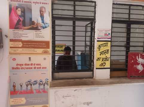 शहर की पुराना अस्पताल पीएचसी पर बच्चे का उपचार करते चिकित्सक। संवाद