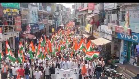 तिरंगा यात्रा के दौरान भाजपा सांसद विधायक एवं नेता। पार्टी।