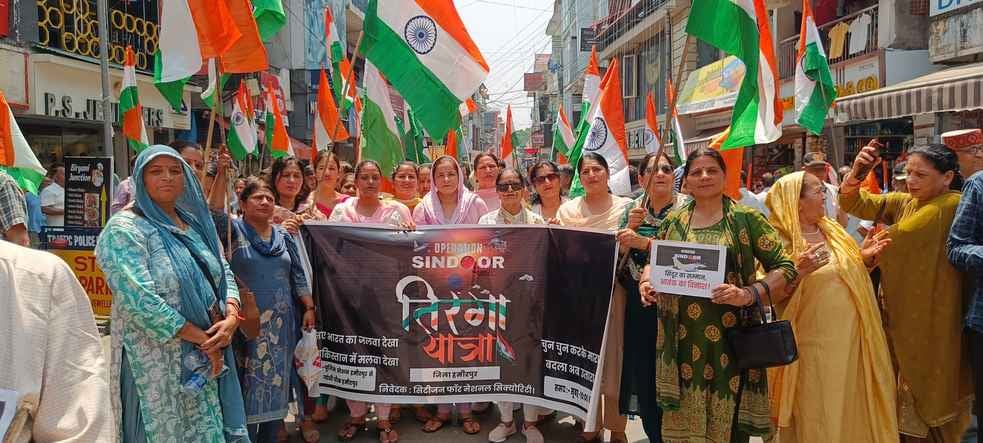 तिरंगा यात्रा के दौरान भाजपा सांसद विधायक एवं नेता। पार्टी।