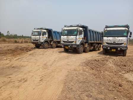 अंबाला छावनी की टांगरी नदी से रेत व मिट्टी लेकर निकलता डंपर। संवाद अंबाला छावनी की टांगरी नदी से रेत व मिट्टी लेकर निकलता डंपर। संवाद