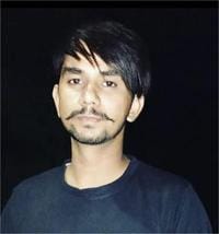 अंबाला छावनी की टांगरी नदी से रेत व मिट्टी लेकर निकलता डंपर। संवाद अंबाला छावनी की टांगरी नदी से रेत व मिट्टी लेकर निकलता डंपर। संवाद