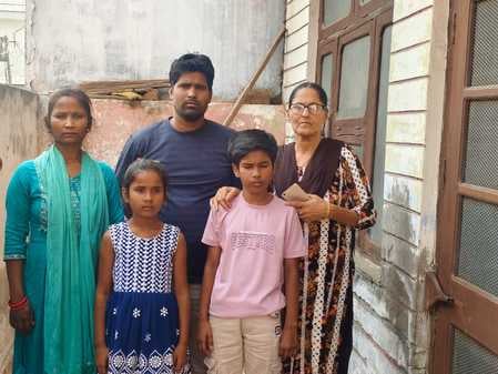 अंबाला कैंट के कबीर नगर निवासी वीना अपने बेटे संजय की बचपन की फोटो दिखाती हुई: संवाद अंबाला कैंट के कबीर नगर निवासी वीना अपने बेटे संजय की बचपन की फोटो दिखाती हुई: संवाद