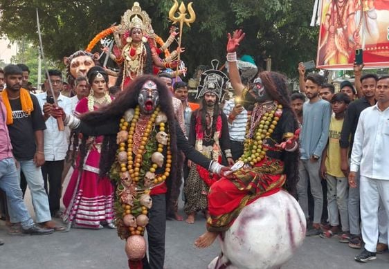 बिसौली परशुराम शोभायात्रा में नृत्य करते कांली अखाड़े के कलाकार। संवाद