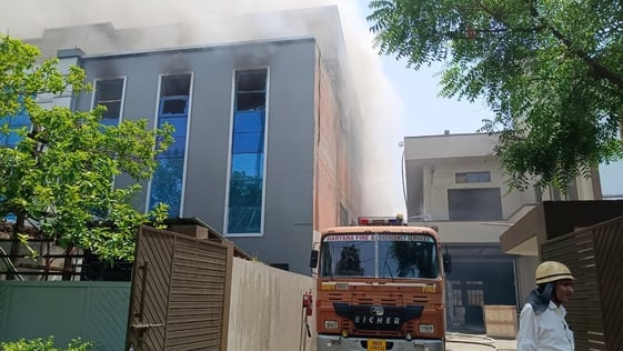 फोटो 23: सोनीपत के बड़ी औद्योगिक क्षेत्र स्थित फैक्टरी से उठता धुआं, आग पर काबू पाने के लिए पहु फोटो 23: सोनीपत के बड़ी औद्योगिक क्षेत्र स्थित फैक्टरी से उठता धुआं, आग पर काबू पाने के लिए पहु