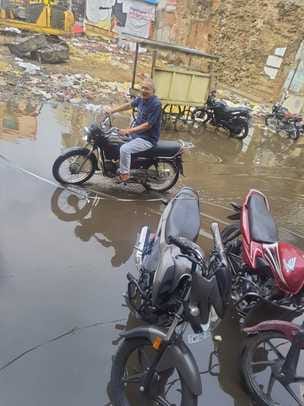 गांधी चौक में भरा पानी