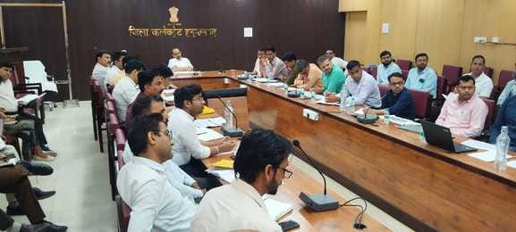 जिला स्वास्थ्य समिति के अधिकारियों की बैठक लेते हुए जिला कलक्टर हनुमानगढ़।