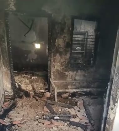 लाडवा। घर में लगी आग पर काबू पाने का प्रयास करते दमकल कर्मी। संवाद