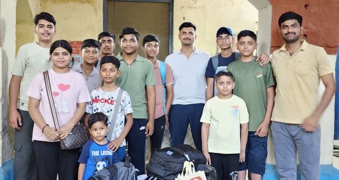 प्रयागराज में मेडल जीतने वाले  एचवी गिरी शूटिंग रेंज के निशानेबाज अपने कोच के साथ। स्रोत: संस्थ