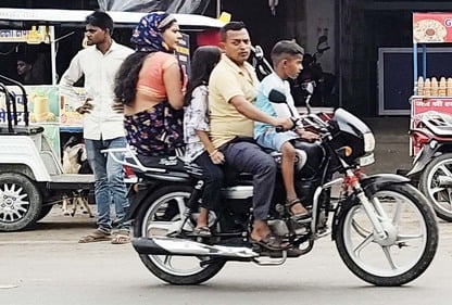 पुवायां में दोपहर 3.14 पर चार लोगों को बिठाकर राजीव चौक से निकलता बाइक सवार। संवाद
