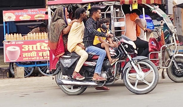 पुवायां में दोपहर 3.14 पर चार लोगों को बिठाकर राजीव चौक से निकलता बाइक सवार। संवाद