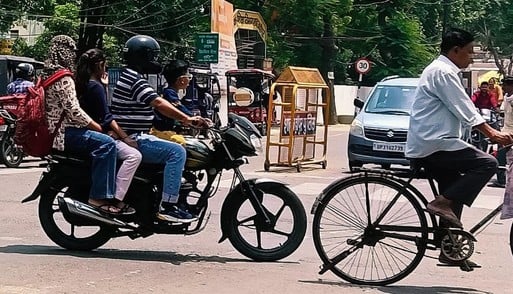 पुवायां में दोपहर 3.14 पर चार लोगों को बिठाकर राजीव चौक से निकलता बाइक सवार। संवाद