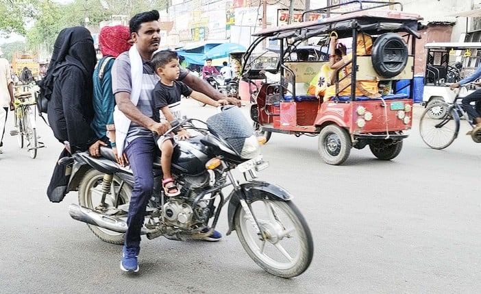 पुवायां में दोपहर 3.14 पर चार लोगों को बिठाकर राजीव चौक से निकलता बाइक सवार। संवाद