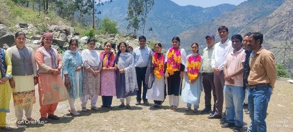 राजकीय वरिष्ठ माध्यमिक स्कूल रचोली में दसवीं और बारहवीं के टॉपरों को सम्मानित करते स्कूल प्रबंध राजकीय वरिष्ठ माध्यमिक स्कूल रचोली में दसवीं और बारहवीं के टॉपरों को सम्मानित करते स्कूल प्रबंध