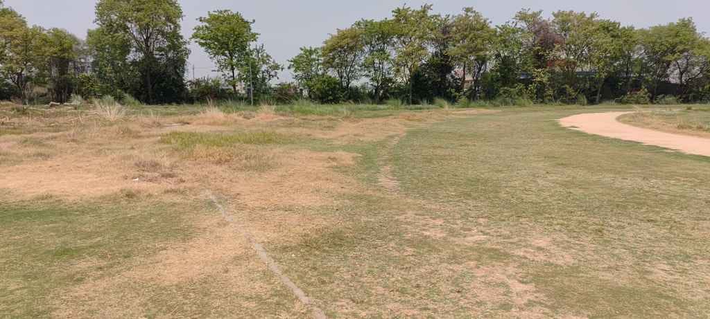 राजीव गांधी स्टेडियम में बिना जाली के नाली ।संवाद