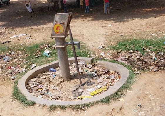 रुदायन में इसी प्रकार बंद पड़े हैं वाटर कूलर।-संवाद रुदायन में इसी प्रकार बंद पड़े हैं वाटर कूलर।-संवाद