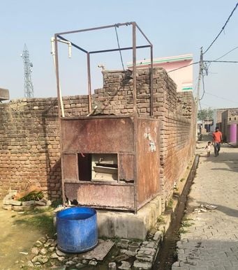 रुदायन में इसी प्रकार बंद पड़े हैं वाटर कूलर।-संवाद रुदायन में इसी प्रकार बंद पड़े हैं वाटर कूलर।-संवाद