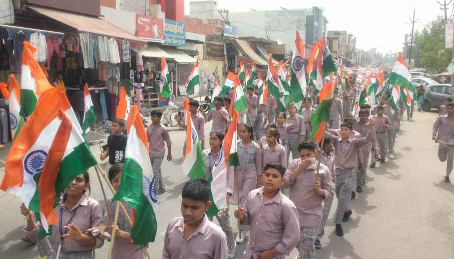 19jjrp07- शहर में निकाली गई तिरंगा यात्रा में भाग लेते लोग। संवाद 19jjrp07- शहर में निकाली गई तिरंगा यात्रा में भाग लेते लोग। संवाद