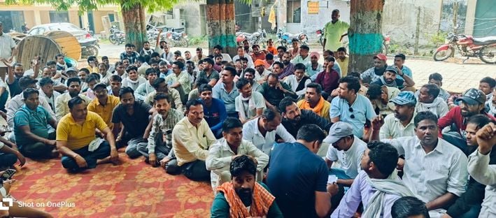 बांकेगंज में ठप बिजली आपूर्ति बहाल करने में जुटे अफसर। संवाद।
