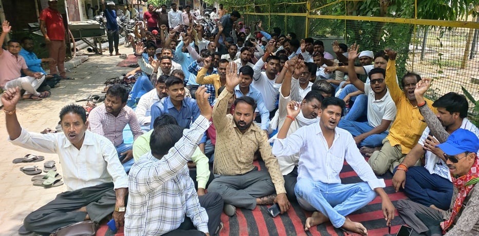 बांकेगंज में ठप बिजली आपूर्ति बहाल करने में जुटे अफसर। संवाद।