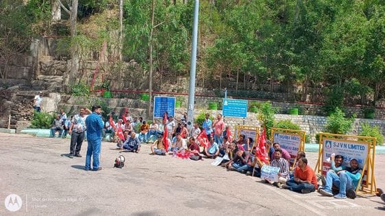 बायल में सीटू के कार्यकर्ता धरना प्रदर्शन करते हुए। बायल में सीटू के कार्यकर्ता धरना प्रदर्शन करते हुए।