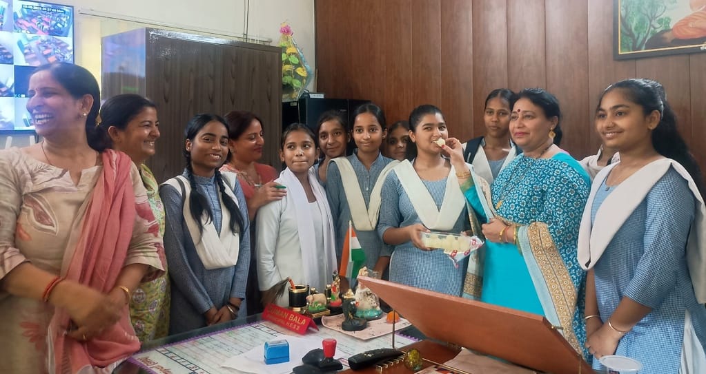 फोटो 03- सोनीपत के मुरथल अड्डा स्थित पीएमश्री राजकीय कन्या वरिष्ठ माध्यमिक विद्यालय में कक्षा 1 फोटो 03- सोनीपत के मुरथल अड्डा स्थित पीएमश्री राजकीय कन्या वरिष्ठ माध्यमिक विद्यालय में कक्षा 1