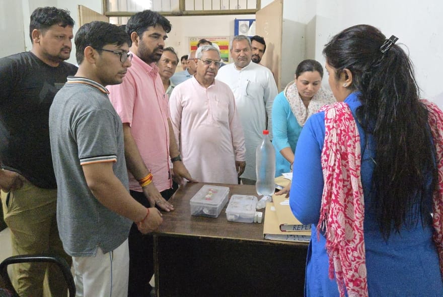 फोटो 25: सोनीपत के खरखौदा स्थित उपमंडल नागरिक अस्पताल में सफाई करते विधायक पवन खरखौदा। संवाद फोटो 25: सोनीपत के खरखौदा स्थित उपमंडल नागरिक अस्पताल में सफाई करते विधायक पवन खरखौदा। संवाद