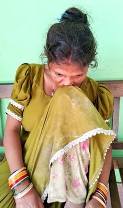 कछला घाट पर हादसे के बाद लापता किशोरों के परिजनों से बात करते एसडीएम मोहित कुमार। संवाद कछला घाट पर हादसे के बाद लापता किशोरों के परिजनों से बात करते एसडीएम मोहित कुमार। संवाद