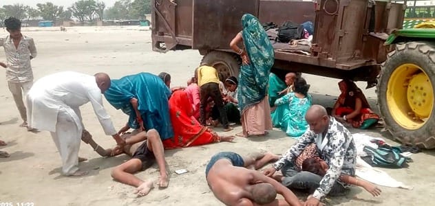 कछला घाट पर हादसे के बाद लापता किशोरों के परिजनों से बात करते एसडीएम मोहित कुमार। संवाद कछला घाट पर हादसे के बाद लापता किशोरों के परिजनों से बात करते एसडीएम मोहित कुमार। संवाद