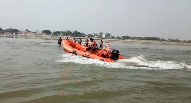 कछला घाट पर हादसे के बाद लापता किशोरों के परिजनों से बात करते एसडीएम मोहित कुमार। संवाद कछला घाट पर हादसे के बाद लापता किशोरों के परिजनों से बात करते एसडीएम मोहित कुमार। संवाद