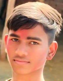 कछला घाट पर हादसे के बाद लापता किशोरों के परिजनों से बात करते एसडीएम मोहित कुमार। संवाद कछला घाट पर हादसे के बाद लापता किशोरों के परिजनों से बात करते एसडीएम मोहित कुमार। संवाद