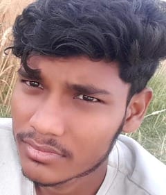 कछला घाट पर हादसे के बाद लापता किशोरों के परिजनों से बात करते एसडीएम मोहित कुमार। संवाद कछला घाट पर हादसे के बाद लापता किशोरों के परिजनों से बात करते एसडीएम मोहित कुमार। संवाद