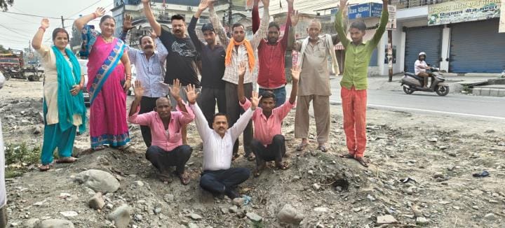 प्रदर्शन करतीं महिलाएं।