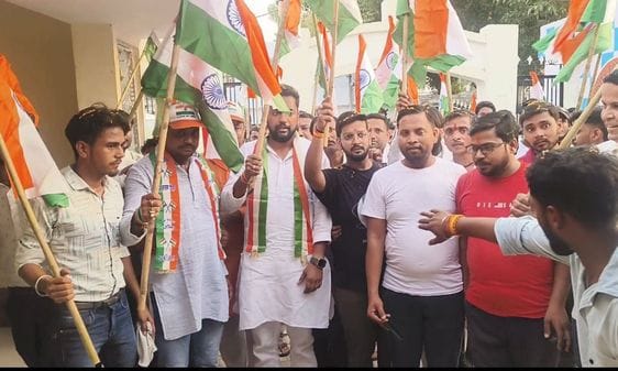 रुदायन में तिरंगा यात्रा निकालते भाजपा कार्यकर्ता। संवाद रुदायन में तिरंगा यात्रा निकालते भाजपा कार्यकर्ता। संवाद