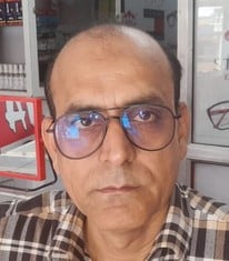 संतोष कुमार, दुकानदार।