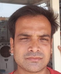 संतोष कुमार, दुकानदार।