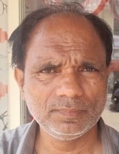 संतोष कुमार, दुकानदार।