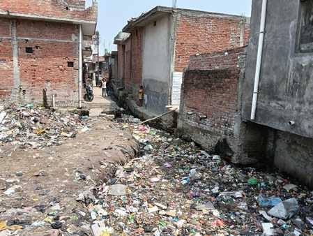 शहर के मोहल्ला फीलखाना में एडीएम से शिकायत करते मोहल्ले के लोग संवाद शहर के मोहल्ला फीलखाना में एडीएम से शिकायत करते मोहल्ले के लोग संवाद