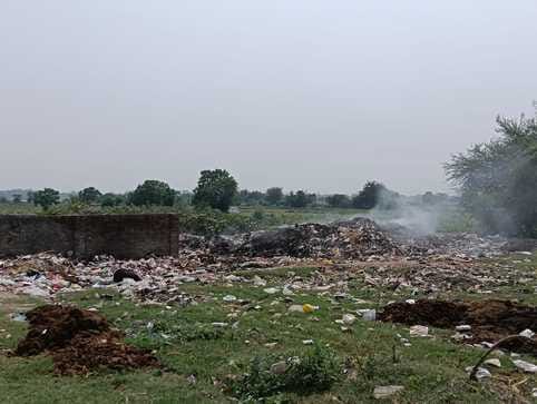 शहर के मोहल्ला फीलखाना में एडीएम से शिकायत करते मोहल्ले के लोग संवाद शहर के मोहल्ला फीलखाना में एडीएम से शिकायत करते मोहल्ले के लोग संवाद