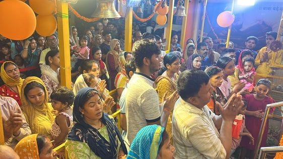 शहर के मोहल्ला ताखान के परमठ मंदिर में सुंदर कांड का पाठ करते श्रद्धालु। स्रोत : श्रद्धालु शहर के मोहल्ला ताखान के परमठ मंदिर में सुंदर कांड का पाठ करते श्रद्धालु। स्रोत : श्रद्धालु