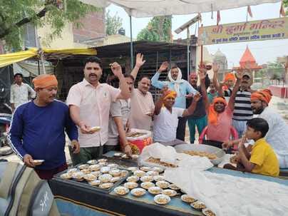 श्रीराम जानकी मंदिर के पास हो रहा भंडारा। संवाद